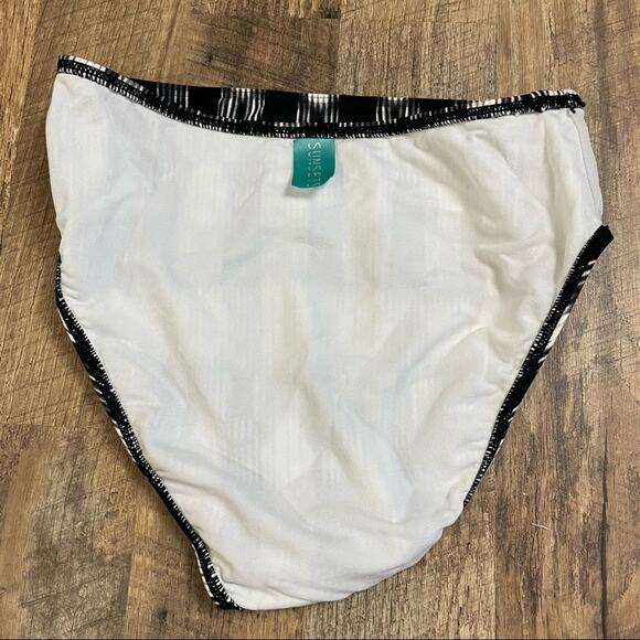 Sunsets High Waisted Bikini Bottoms w/Molded Cup Bikini Top - Picture 4 of 13